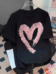 Camiseta de Cuello Redondo para Mujer Manga Corta, Diseño de Corazón con Volantes Rosados y Detalle Textual, Estilo Chic y Romántico para Look Casual Moderno - Negro - Ver 1