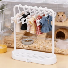 一套迷你多功能仓鼠晾衣架，娃娃衣服收纳架，适用于小型宠物衣服和其他娃娃，四季皆宜