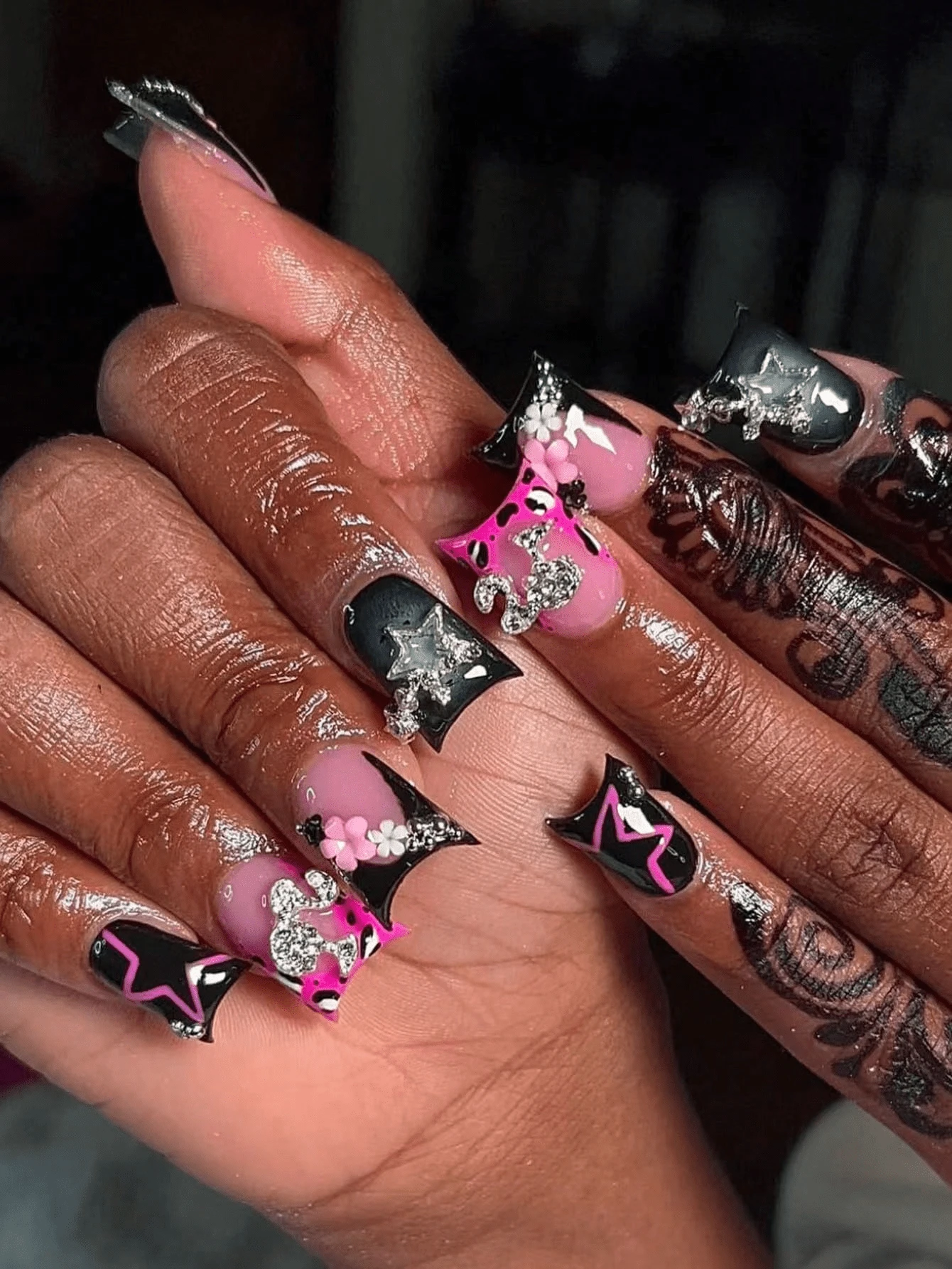 24个情人节美甲夹，设计甜美、时尚、高端，饰有浮雕心形水滴和蝴蝶结装饰——粉色和裸色撞色拼接——适合女孩和女士。礼品包含果冻胶和指甲锉。