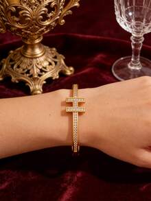 1 件 - 精美优雅的镀金铜手镯，饰有独特精致的字母设计。双排镶嵌立方氧化锆，更添低调奢华与闪耀光芒。百搭单品，适合日常佩戴和通勤。 - 金色 - 查看 5