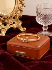 1 件 - 精美优雅的镀金铜手镯，饰有独特精致的字母设计。双排镶嵌立方氧化锆，更添低调奢华与闪耀光芒。百搭单品，适合日常佩戴和通勤。 - 金色 - 查看 7