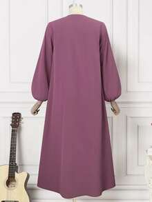 Vestido abaya de manga larga con cuello redondo de tela tejida de lavanda para mujer, diseño con detalles de botones, elegante estilo árabe - Morado - Ver 7