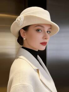 1顶女士复古羊毛毡钟形帽，饰以山茶花和珍珠，经典不对称帽檐，适合秋冬季节，优雅的花朵胸针装饰，女士正式场合（婚礼/派对/教堂/日常）头饰