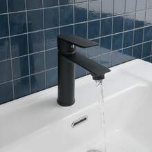 1个黑色哑光极简平把手面盆龙头，现代冷色调冷热水双控浴室台面面盆龙头，G1/2接口，带2根50厘米软管，含G3/8转接头