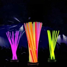 100支/包 多色荧光棒，高品质超亮，可持续发光6-8小时，易于弯曲和激活，是派对装饰、荧光玩具、霓虹派对用品的完美之选，适用于派对、音乐会、酒吧、夜总会、婚礼，也是理想的新年礼物和派对礼品！