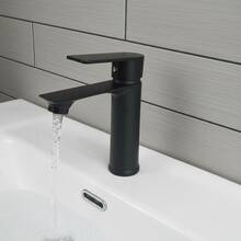 1个黑色哑光极简平把手面盆龙头，现代冷色调冷热水双控浴室台面面盆龙头，G1/2接口，带2根50厘米软管，含G3/8转接头