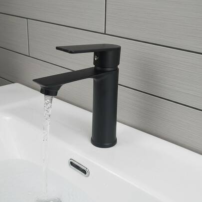 1个黑色哑光极简平把手面盆龙头，现代冷色调冷热水双控浴室台面面盆龙头，G1/2接口，带2根50厘米软管，含G3/8转接头