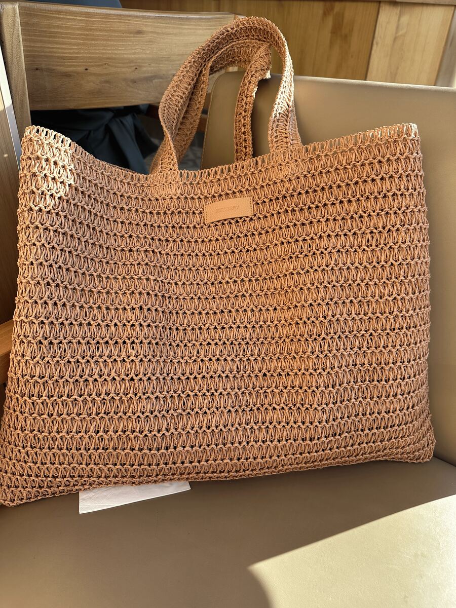 Burberry حقيبة قش بني أنيقة، حقيبة تسوق من الخوص على طراز الإلهة، حقيبة مستحضرات تجميل كبيرة السعة الجديدة - لون الكراميل - مشاهدة 1