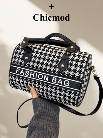 År 2024, den nya modeklassiska Jokern i enfärgat PU-material med vattentätt tyg, bokstavsmönster, dekorativt tryck, design i kontrasterande design, bärbar kuddeväska med djurhänge och dekorativ rund väska, lämplig för shopping och kan slängas. Lämplig för shopping, plånbok, shopping, unga kvinnor, högskolestudenter, nykomlingar, tjänstemän. Mycket lämplig för kontor, högskola, arbete, affärer, pendling, utomhusaktiviteter, resor och utflykter.