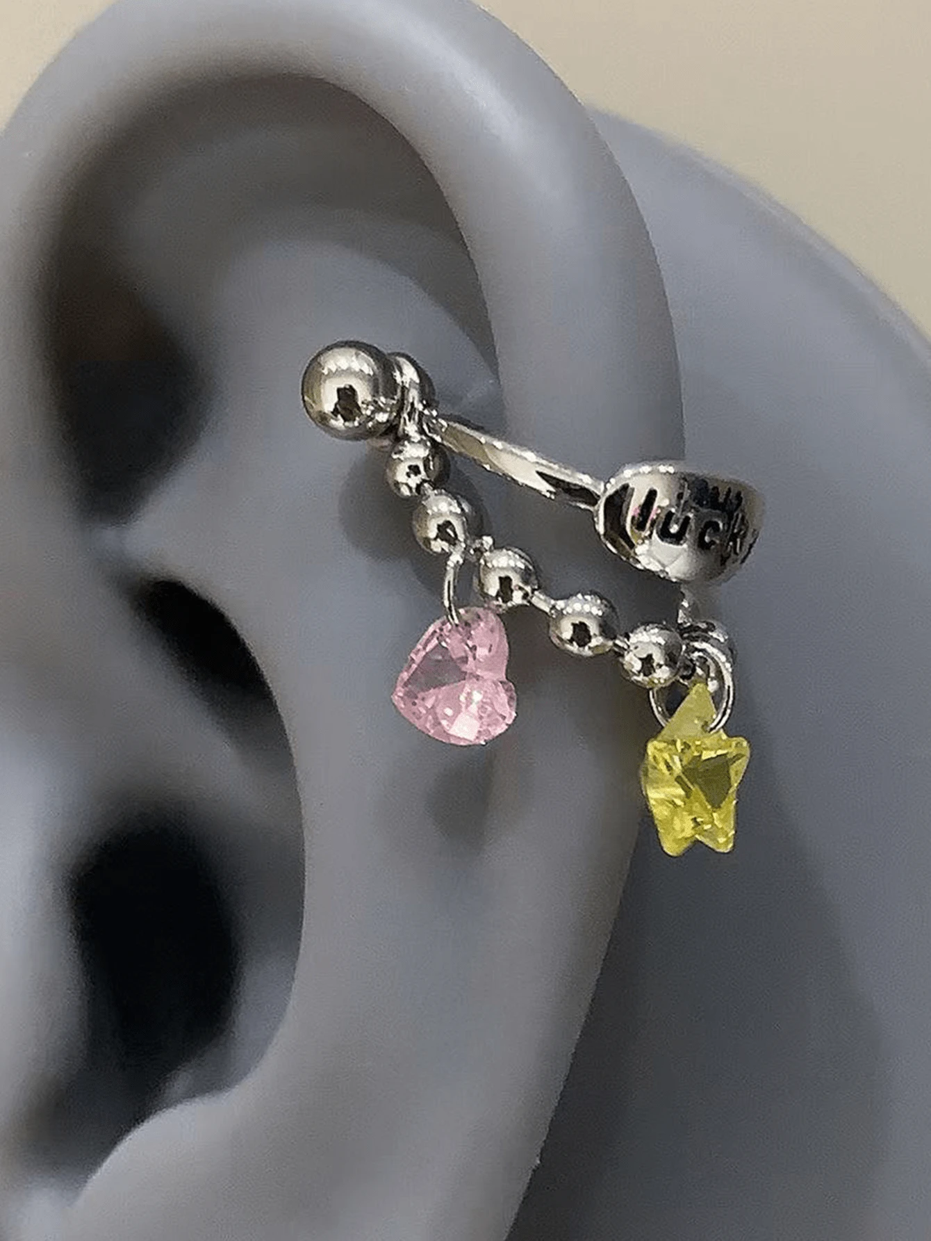 1件闪亮钛钢马蹄形耳环，带心形和星星吊坠耳夹 - 銀色 - 查看 1