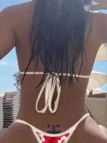 Bộ bikini nữ màu đỏ in hoa, kiểu dây buộc cổ và quần lọt khe gợi cảm, thích hợp cho kỳ nghỉ hè trên bãi biển. - Đỏ - Xem 2