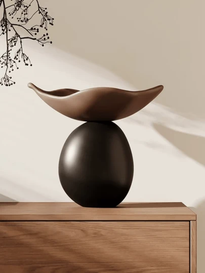 现代黑白装饰碗 - 简约对比设计，是客厅搁架、茶几和书柜的理想之选。可盛放小型装饰品，增添时尚艺术气息，是打造精致室内空间的家居装饰品。适用于房间装饰、家居装饰、情人节礼物、返校礼物、开斋节装饰等场合。