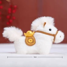 2026新款可爱小马毛绒玩偶及新款小马毛绒钥匙扣 - 这匹可爱的小马佩戴着象征吉祥的金元宝，代表中国十二生肖中的马。它寓意着新年财源广进，采用柔软舒适的材质制成。适合家居装饰、办公娱乐，也是节日和生日送给男女老少的礼物。 - 彩色 - 查看 4