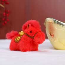 2026新款可爱小马毛绒玩偶及新款小马毛绒钥匙扣 - 这匹可爱的小马佩戴着象征吉祥的金元宝，代表中国十二生肖中的马。它寓意着新年财源广进，采用柔软舒适的材质制成。适合家居装饰、办公娱乐，也是节日和生日送给男女老少的礼物。 - 彩色 - 查看 13