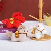 2026新款可爱小马毛绒玩偶及新款小马毛绒钥匙扣 - 这匹可爱的小马佩戴着象征吉祥的金元宝，代表中国十二生肖中的马。它寓意着新年财源广进，采用柔软舒适的材质制成。适合家居装饰、办公娱乐，也是节日和生日送给男女老少的礼物。 - 彩色 - 查看 3