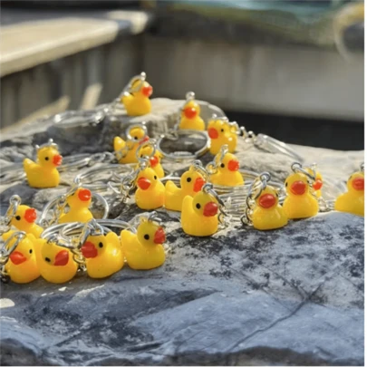 2/6/12个迷你鸭子钥匙扣散装 - 可爱的橡胶鸭子挂件，眼睛生动传神，亮黄色树脂小鸭，复活节派对礼物、活动及教师节礼物，鸭子主题物品，鸭子珠子，鸭子钥匙扣挂件，带袋鸭子钥匙扣，小鸭子钥匙扣挂件，钥匙扣挂件，迷你鸭子挂件，鸭子鞋挂件，鸭子钥匙扣感谢礼物，可爱鸭子钥匙扣，钥匙扣挂件