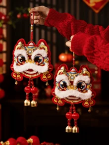 1件传统中国舞狮装饰品 - 节日墙饰/门铃，是新年庆祝活动、客厅装饰和家居必备的理想之选。文化墙饰 | 鲜艳的红色 | 涤纶工艺，中国风装饰，2026新年装饰。