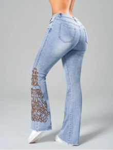 Women's Casual Flared Jeans With Embroidery Patterns, Frayed Hems, And Fringed Hems. Women's High-Waisted Flared Pants With Unique Embroidery Design And Fashionable Fringed Hems, Fully Showing The Charm Of Elegant Long Legs. Women's Casual Pants. Blended Material 75% Cotton, 23% Polyester. The Trouser Legs Are Straight Flared Pants, With Embroidery On The Trouser Legs, The Fabric Is Blue, With A Washed And Distressed Style, A Total Of Four Pockets, The Placket Is A Button And Zipper, And There Is No Belt. - 淺色水洗藍 - 查看 9