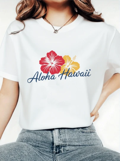Flores de hibisco en rojo y amarillo con texto Aloha Hawaii que transmiten espíritu tropical y vacaciones camiseta para mujer 100% algodón