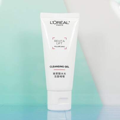 L'Oreal Revitalift Hyaluronic Acid Cleansing Gel, 30ml, Moisturizing Daily Facial Cleanser, Foaming Cleanser That Hydrates Without Drying