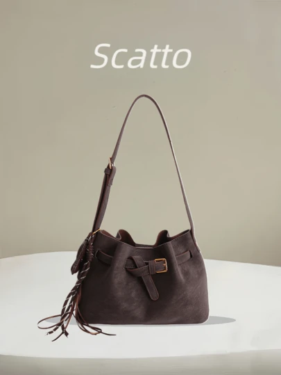 女士秋冬新款纯色PU哑光水桶包，配金属扣装饰和个性化吊坠，轻便百搭，适合外出、购物、约会等场合。