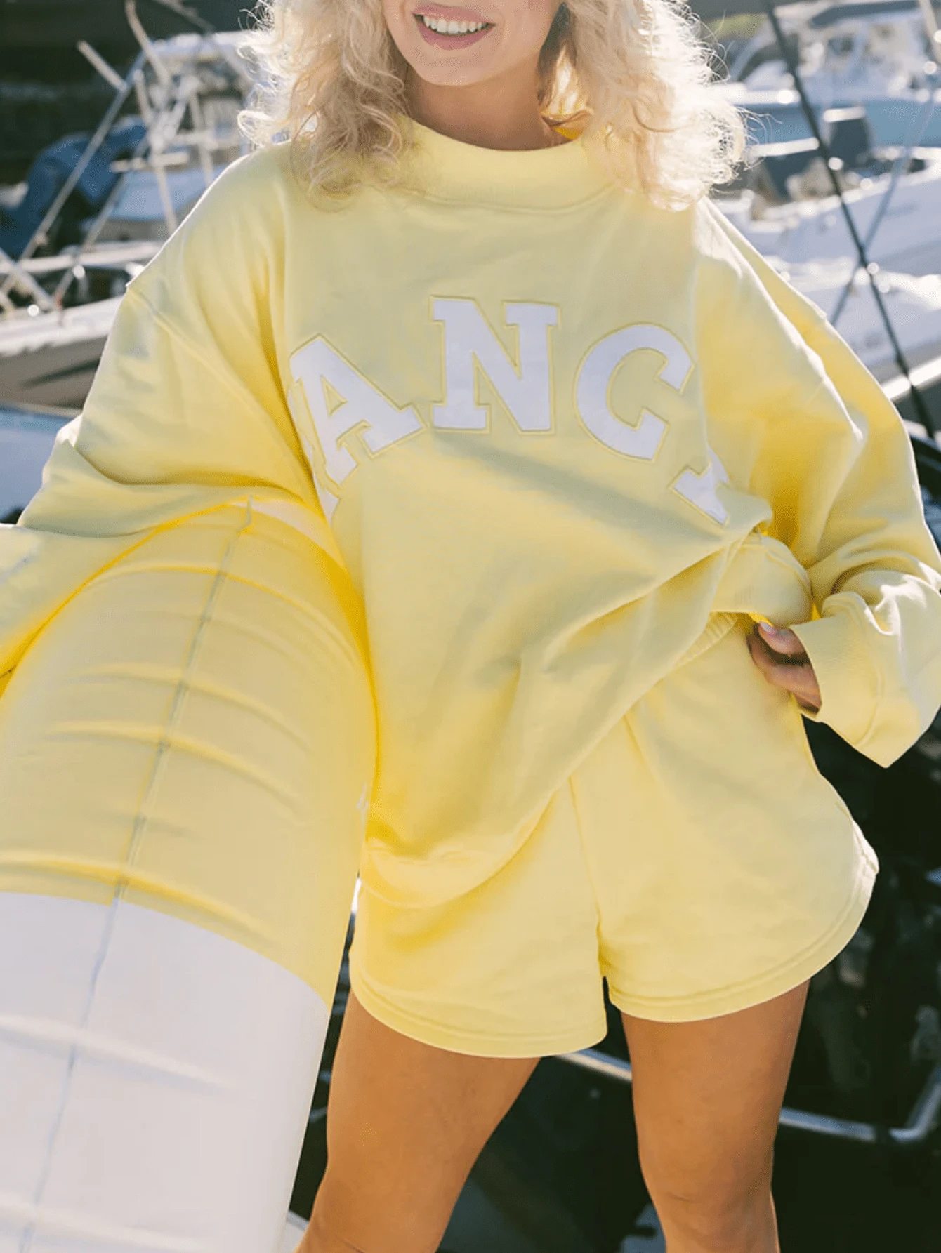 Women Casual Stylish Two Pieces Outfits Shorts Set Fancy Letter Embroidered Long Sleeve Mock Neck Oversized Sweatshirt Pullover Top And Shorts Sweat Set Spring Fall Sweatsuit Tracksuit Loungewear - 黃色 - 查看 1