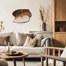 一套木质家居装饰挂钟，尺寸可选30/40厘米，棕色和米色色调，水滴图案设计，电池供电（不含电池），适合悬挂在走廊、阳台、浴室等处，是圣诞节、新年、母亲节、父亲节、婚礼、送给朋友和家居装饰的理想礼物。