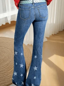 Women's High-Waisted Denim Trousers, Blue Wax Striped Women's Printed Flared Trousers, Button Flying Star Printed Denim, Slim-Fit Denim Flared Jeans, Star-Shaped Pattern Flared Jeans, Women's High-Waisted Embroidered Jeans, Washed Flared Trousers With Embroidered Leg Patterns, Women's High-Waisted Flared Trousers, Tight Raised Hip Trousers, Women's Jeans, Casual Embroidered Women's Tight Flared Jeans, Women's Wide-Leg Jeans The Hem Of The Trousers Is Designed With Fringed Fringes. The Trousers Are A Combination Of Flared And Pencil Pants. The Seams Of The Trousers Are Linked With Blue And White Striped Fabric Blocks. There Are Star Patterns On The Trouser Legs. The Style Is Lightly Washed And Aged. There Is No Belt On The Trousers. The Trousers Are Closed With Zippers And Buttons. There Are Pockets On The Front And Back - 藍色 - 查看 6