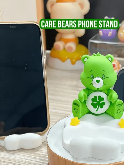 绿色云朵手机支架，可爱的绿色小熊搭配三叶草图案，采用PVC材质，易于清洁，表面光滑耐刮，适合日常用作桌面装饰或手机支架，是动漫迷、青少年和成年人的理想之选，也是送给女朋友的可爱礼物。