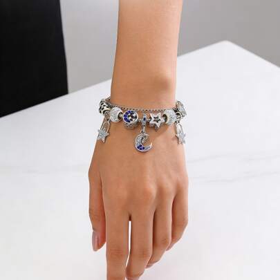 优雅的星月吊坠手链，铜质，可爱百搭，适合日常佩戴，是女性的理想之选，也是完美的礼物之选，四季皆宜的时尚配饰。