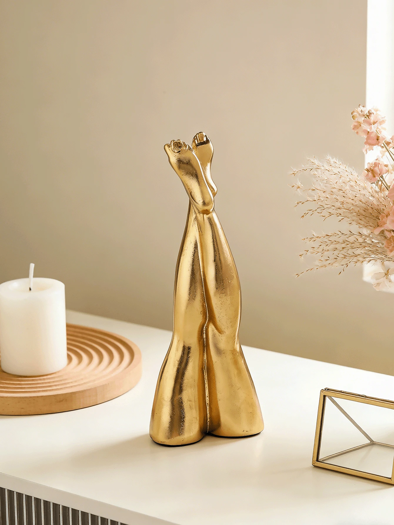 1件金色手脚雕塑优雅树脂家居装饰手雕像，多功能爱情摆件，完美适用于卧室、办公桌、橱柜、婚礼（金色手）