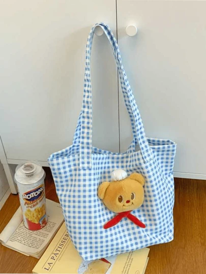 Butterbear 蓝白格子手提包，可爱的 3D 小熊装饰，创新设计，大容量，便携提手/可拆卸肩带，易于清洁，适合日常使用、休闲、购物、外出，是小熊爱好者、卡通迷、年轻女性、学生、上班族的理想之选，也是送给朋友/爱人的绝佳礼物。