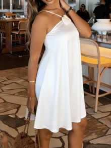 女士白色无袖迷你连衣裙，玫瑰花装饰修身A字裙，优雅假日风 - 白色 - 查看 4