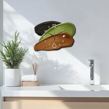 一套不对称切割人造木纹静音挂钟，尺寸30-40厘米/11.81-15.75英寸，电池供电（不含电池），适用于书房、客厅、厨房、咖啡厅、圣诞节、新年、母亲节、父亲节、婚礼、朋友礼物和家居装饰，白色背景上三种叶子颜色