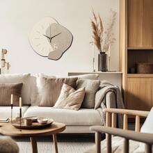 1个木质创意时钟礼品，装饰表面饰有鹿形剪影图案，简约白色背景搭配金色点缀，尺寸可选11.81-15.75英寸，电池供电（不含电池），适用于书房、厨房、办公室、咖啡馆、圣诞节、新年、母亲节、父亲节、婚礼、朋友聚会、家居装饰等场合。