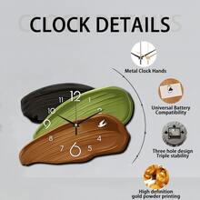 一套不对称切割人造木纹静音挂钟，尺寸30-40厘米/11.81-15.75英寸，电池供电（不含电池），适用于书房、客厅、厨房、咖啡厅、圣诞节、新年、母亲节、父亲节、婚礼、朋友礼物和家居装饰，白色背景上三种叶子颜色