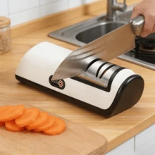 Afilador eléctrico de cuchillos, afilado rápido de cuchillas para diversos utensilios de cocina. Tres ajustes de velocidad para un control preciso, disco de afilado de alta velocidad que proporciona un afilado eficaz. La protección de acero inoxidable 304 garantiza una gran durabilidad, mientras que la base antideslizante proporciona un funcionamiento estable. Su diseño compacto facilita su almacenamiento. Regalo ideal para las fiestas. - Negro - Ver 1