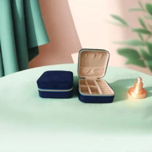 1个天鹅绒首饰盒，方形拉链首饰收纳盒，便携式旅行首饰盒，优雅首饰整理盒，可存放戒指、耳环、项链、口红和其他迷你化妆工具，天鹅绒外层，方便旅行和居家首饰收纳，也是开学季的必备品。 - 彩色 - 查看 14