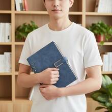 1 本 A5 可替换内芯笔记本（带内页） - 高级人造革封面，内置横线内页，采用无木浆纸，书写流畅，防渗墨 - 非常适合日记、学习笔记和办公文件。