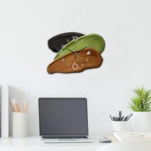 一套不对称切割人造木纹静音挂钟，尺寸30-40厘米/11.81-15.75英寸，电池供电（不含电池），适用于书房、客厅、厨房、咖啡厅、圣诞节、新年、母亲节、父亲节、婚礼、朋友礼物和家居装饰，白色背景上三种叶子颜色