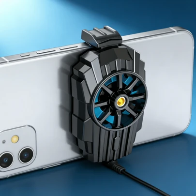 Ventilador de refrigeración para teléfonos móviles, diseño con clip, proporciona una refrigeración eficaz para evitar retrasos durante los juegos y las retransmisiones en directo. Se alimenta a través de USB para un uso portátil, y su mecanismo de clip único se adapta a múltiples modelos de teléfonos. Cuenta con almohadillas de silicona integradas para mayor resistencia al deslizamiento y durabilidad, y funciona de forma silenciosa sin interrumpir tu experiencia. Ideal como regalo festivo.