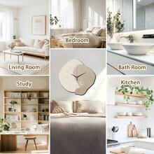 1个木质创意时钟礼品，装饰表面饰有鹿形剪影图案，简约白色背景搭配金色点缀，尺寸可选11.81-15.75英寸，电池供电（不含电池），适用于书房、厨房、办公室、咖啡馆、圣诞节、新年、母亲节、父亲节、婚礼、朋友聚会、家居装饰等场合。