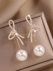 1对奢华立方氧化锆蝴蝶结和人造珍珠水滴耳环，适合女性佩戴，可用于新娘婚礼派对或晚宴、情人节等场合。 - 金色 - 查看 2