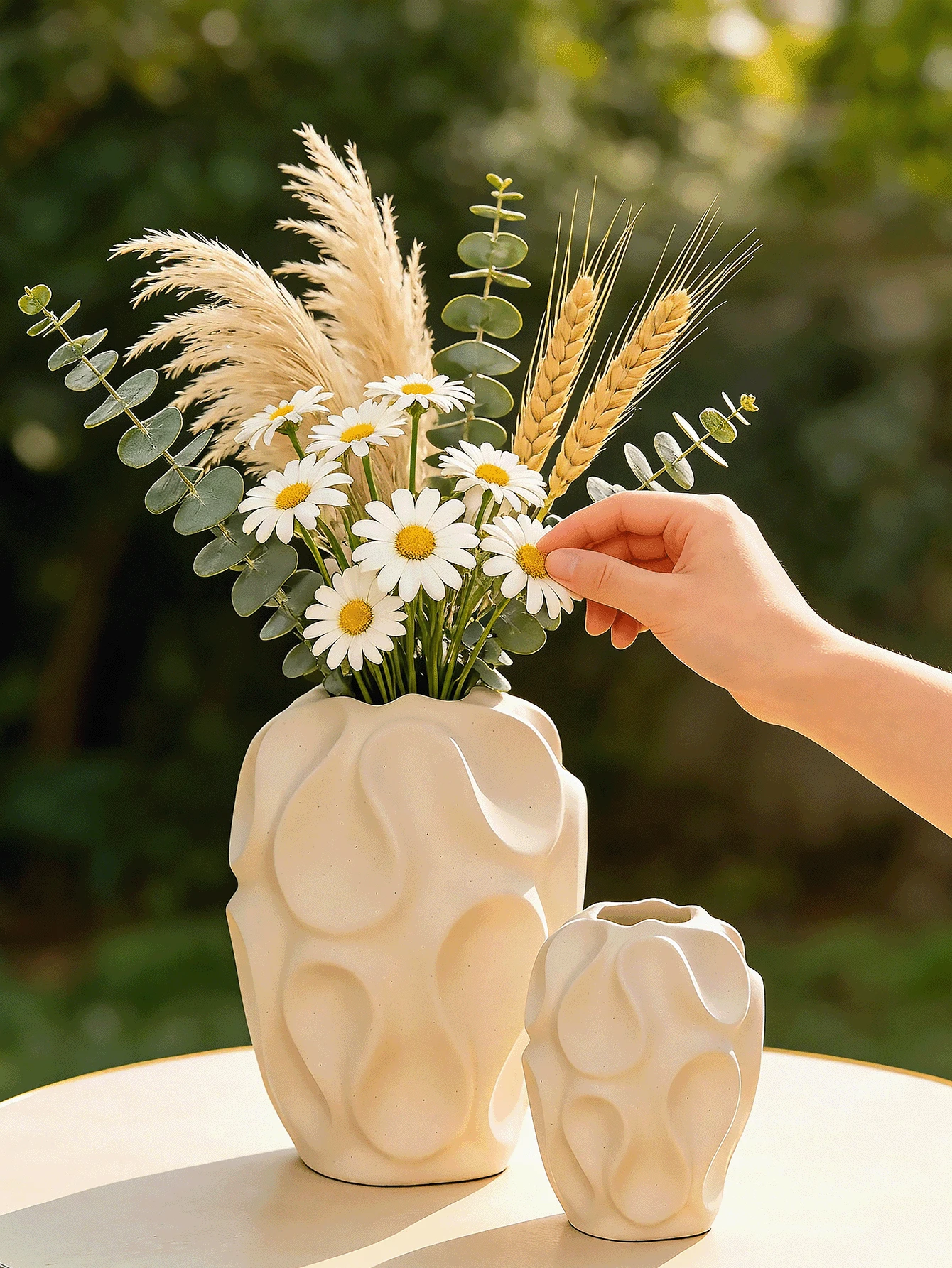 Ce vase en résine vague fait main dans un style nordique présente des lignes lisses et une forme unique, dégageant une touche artistique. Il a un impact visuel saisissant qui peut apporter vitalité et créativité à n'importe quel espace. C'est un article de décoration d'intérieur de style art moderne. - Multicolore - Voir 1