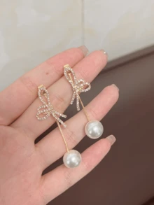 1对奢华立方氧化锆蝴蝶结和人造珍珠水滴耳环，适合女性佩戴，可用于新娘婚礼派对或晚宴、情人节等场合。 - 金色 - 查看 3