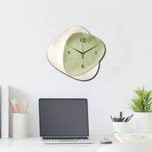1个大型木质静音现代挂钟，绿白相间表盘，黑色指针，白色背景，尺寸可选11.81-15.75英寸，电池供电（不含电池），适用于走廊、阳台、浴室等场所，是圣诞节、新年、母亲节、父亲节、婚礼、赠送朋友和家居装饰的理想礼物。