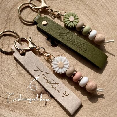 1pc Personalized Daisy Beaded Keychain | Customizable Birthday Flower Keychain | Faux Leather Keychain | Handmade Floral Bag Charm | Back To School Gift | Friendship Gift | Birthday/Mother's Day Gift, Suitable For Women, Graduation Season, Bridesmaid Gift, Teacher's Day Gift, Unique & Elegant Portable Accessory