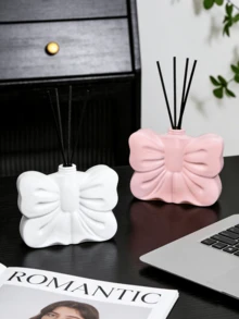 Urocza butelka z dyfuzorem zapachowym w kształcie kokardki (biało-różowa) – wykonana z żywicy. Może służyć również jako butelka dozująca z dyszą. Idealna do toaletek, komód w sypialni i na półki w salonie. Przechowuje olejki zapachowe, dodaje słodkiego, luksusowego charakteru i stanowi popularny, elegancki dodatek do domu, jako stylowy akcent na stole. - Wielokolorowe - Zobacz 10