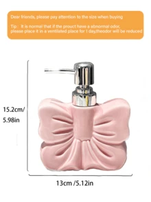 Urocza butelka z dyfuzorem zapachowym w kształcie kokardki (biało-różowa) – wykonana z żywicy. Może służyć również jako butelka dozująca z dyszą. Idealna do toaletek, komód w sypialni i na półki w salonie. Przechowuje olejki zapachowe, dodaje słodkiego, luksusowego charakteru i stanowi popularny, elegancki dodatek do domu, jako stylowy akcent na stole. - Wielokolorowe - Zobacz 7