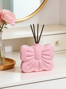 Urocza butelka z dyfuzorem zapachowym w kształcie kokardki (biało-różowa) – wykonana z żywicy. Może służyć również jako butelka dozująca z dyszą. Idealna do toaletek, komód w sypialni i na półki w salonie. Przechowuje olejki zapachowe, dodaje słodkiego, luksusowego charakteru i stanowi popularny, elegancki dodatek do domu, jako stylowy akcent na stole. - Wielokolorowe - Zobacz 3